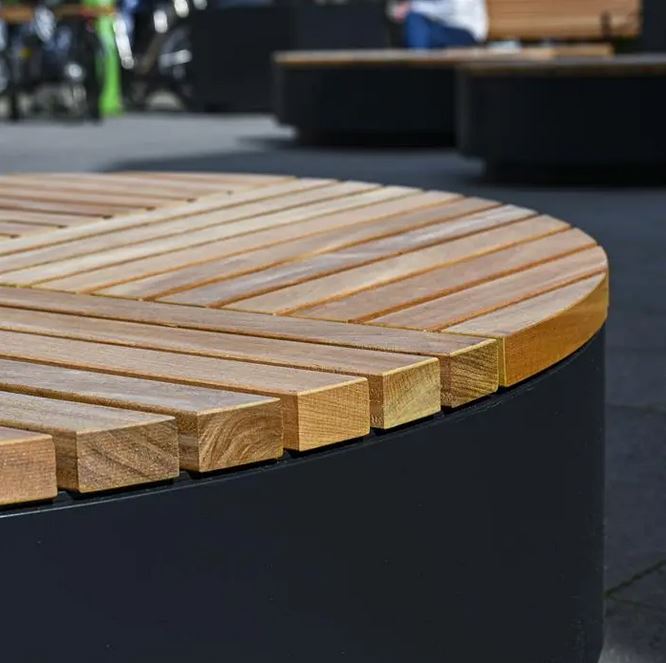 Stadthocker Aros quadratisch aus Aluminium